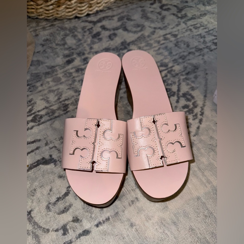 TORY BURCH "Ines" Sea Shell Pink Wedges Slides Sandals Womens Size 9